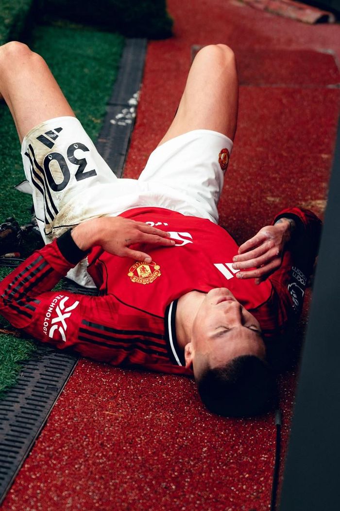 Sesko bị chấn thương sau cú va chạm với cầu thủ Liverpool khiến anh bị hất văng vào bảng quảng cáo trên sân. Ảnh: X Simpy Utd