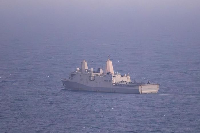 Tàu chiến USS New Orleans của Mỹ thực thi lệnh phong tỏa hải quân ở eo biển Hormuz. Ảnh: CENTCOM