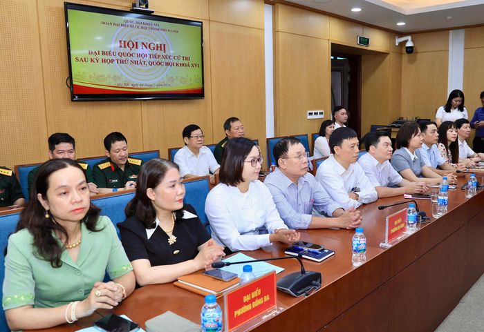Các cử tri dự buổi tiếp xúc. Ảnh: Quang Thái