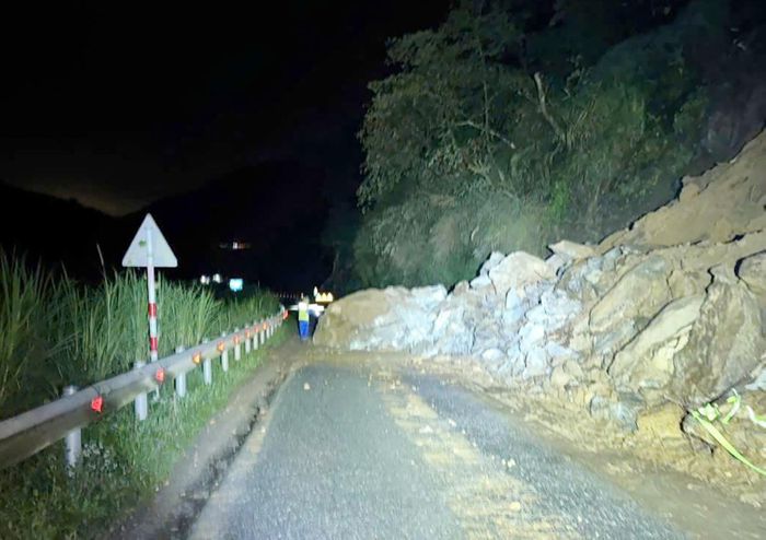 Khối lượng lớn đất đá sạt xuống quốc lộ 4D. Ảnh: Xuân Hà