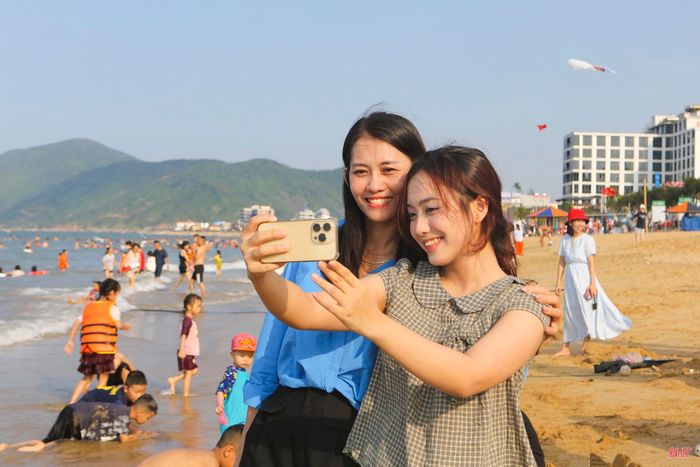 Chị Trần Thùy Linh (người chụp ảnh bên phải, du khách đến từ TP Hà Nội) đã có kỳ nghỉ trọn vẹn khi về với biển Hà Tĩnh.