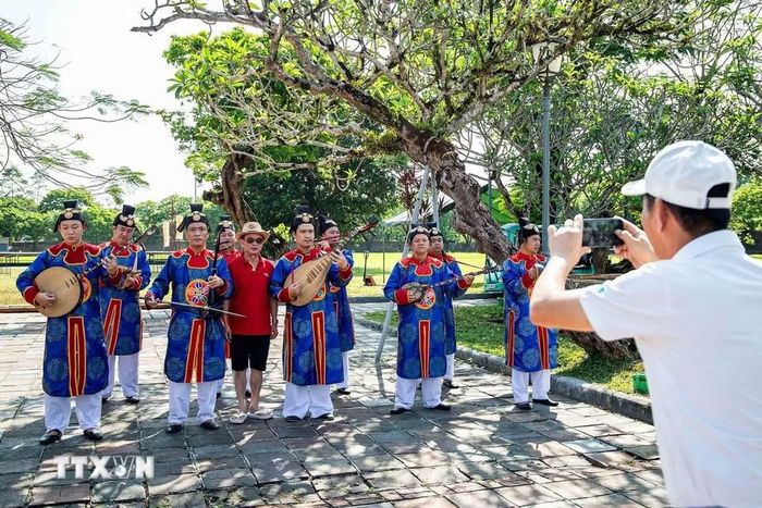 Nhã nhạc trở thành một phần trải nghiệm sống động và gần gũi của du khách khi đến Huế. (Ảnh: Vân Chi/TTXVN phát)