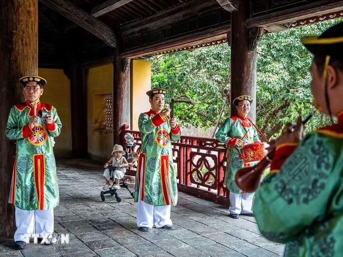 Tại các di tích trong Hoàng thành Huế, Nhã nhạc được biểu diễn thường xuyên, như dàn Đại nhạc tại Thế Miếu, trở thành một phần của hoạt động bảo tồn và phát huy di sản. (Ảnh: Vân Chi/TTXVN phát)
