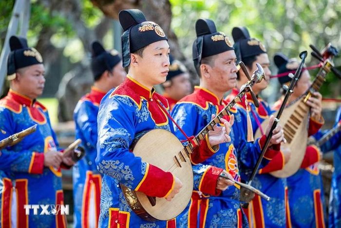 Là nghệ sỹ trẻ nhất trong dàn nhạc, Nguyễn Đình Bảo Long (sinh năm 2001) từng cảm thấy Nhã nhạc “khó học” và “buồn,” nhưng càng tìm hiểu càng bị cuốn hút bởi nét riêng của loại hình âm nhạc cung đình này. (Ảnh: Vân Chi/TTXVN phát)