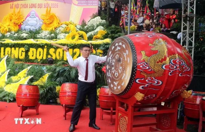 Bí thư Đảng ủy phường Tiên Sơn Ngô Văn Liên đánh trống khai hội chùa Long Đọi Sơn năm 2026. (Ảnh: Nguyễn Chinh/TTXVN)
