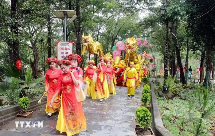 Đoàn rước lên chùa Long Đọi Sơn. (Ảnh: Nguyễn Chinh/TTXVN)