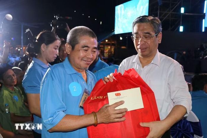 Phó Bí thư Thành ủy TP. Hồ Chí Minh Nguyễn Phước Lộc tặng quà cho công nhân, người lao động có hoàn cảnh khó khăn. (Ảnh: Thanh Vũ/TTXVN)
