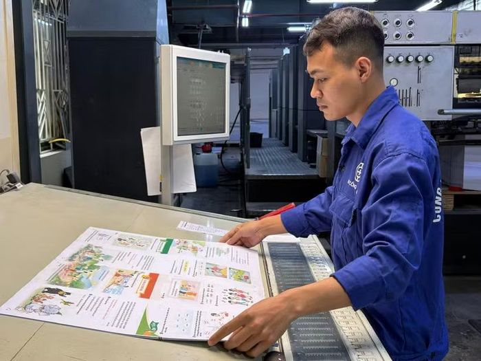 Sách giáo khoa mới đang được in ấn tại các cơ sở in của Nhà xuất bản Giáo dục Việt Nam. (Ảnh: Phạm Mai/Vietnam+)