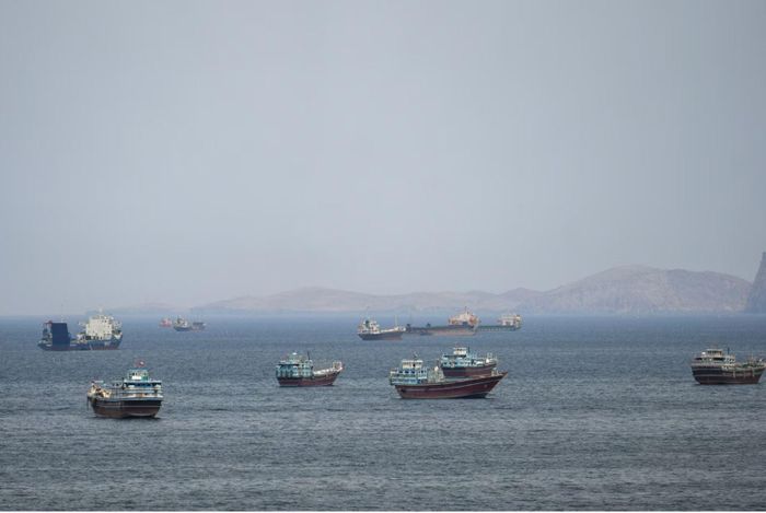 Tàu thuyền di chuyển trên eo biển Hormuz, ngoài khơi tỉnh Musandam, Oman, ngày 22/4/2026. Ảnh: Reuters/TTXVN