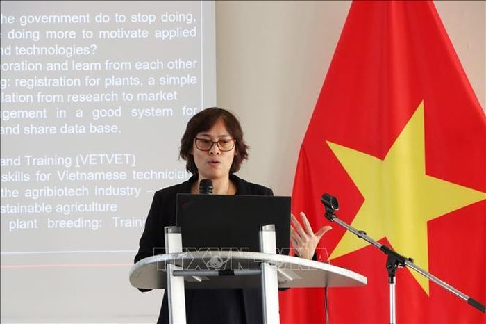 Tiến sĩ Nguyễn Ninh Thuận phát biểu tại Hội thảo hợp tác khoa học – công nghệ – thương mại Việt Nam – Liên minh châu Âu (EU), tại Brussels tháng 3/2026.