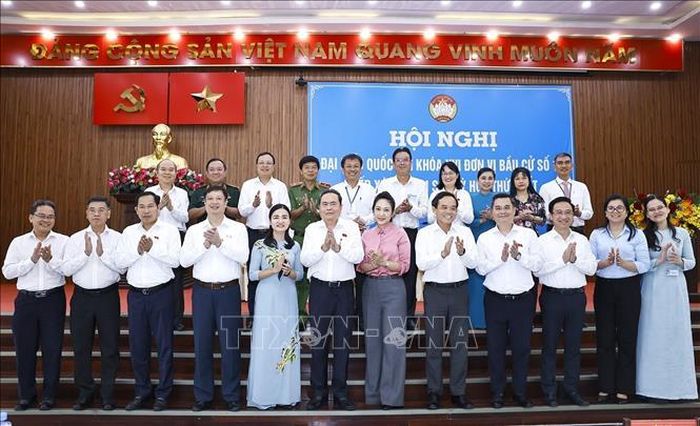 Chủ tịch Quốc hội Trần Thanh Mẫn với đại biểu. Ảnh: Doãn Tấn/TTXVN