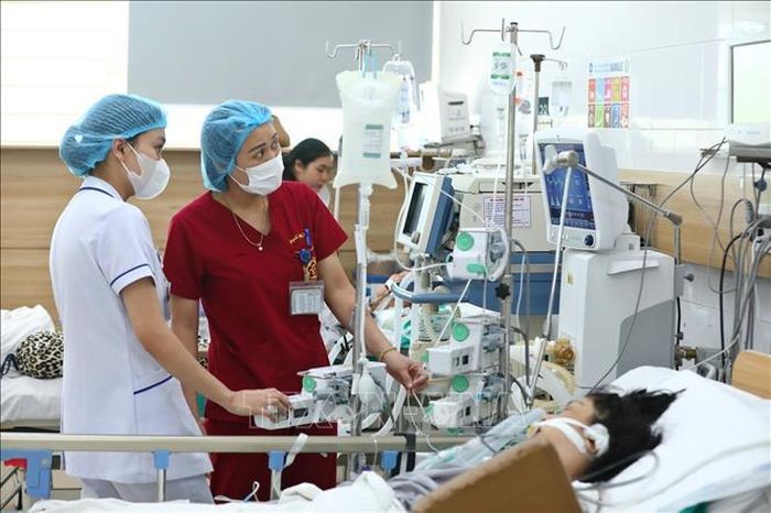 Bệnh viện Bạch Mai không chỉ thực hiện nhiệm vụ khám chữa bệnh tại chỗ cho người dân mà còn "gánh" nhiều nhiệm vụ một bệnh viện tuyến cuối của cả nước. Ảnh: TTXVN