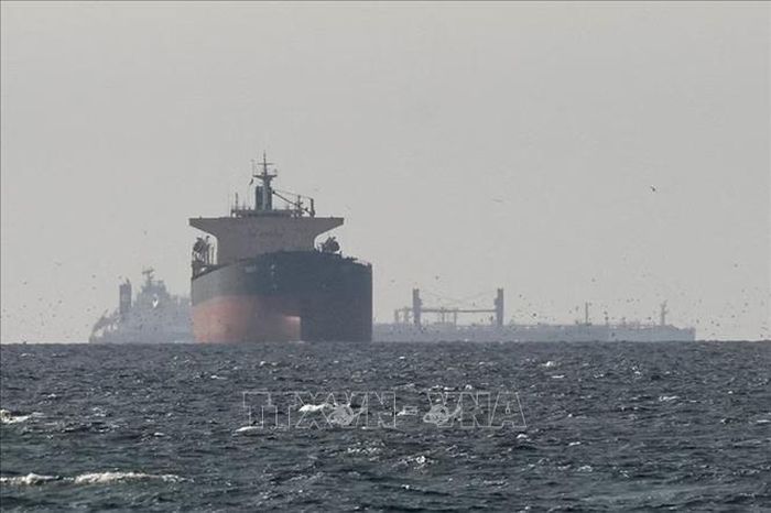 Tàu chở dầu neo tại vùng Vịnh, gần eo biển Hormuz ngày 11/3/2026. Ảnh: REUTERS/TTXVN
