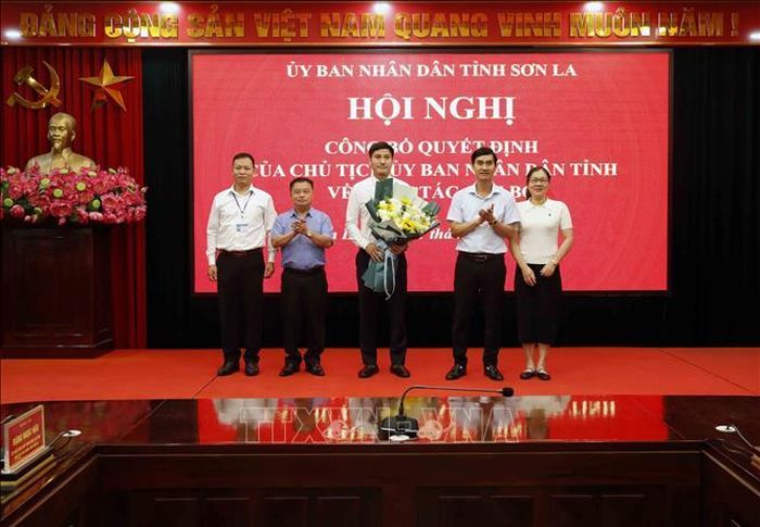 Đại diện lãnh đạo Sở Dân tộc và Tôn giáo tặng hoa chúc mừng ông Nguyễn Xuân Hoàng được bổ nhiệm giữ chức vụ Phó Giám đốc Sở Công Thương tỉnh Sơn La.