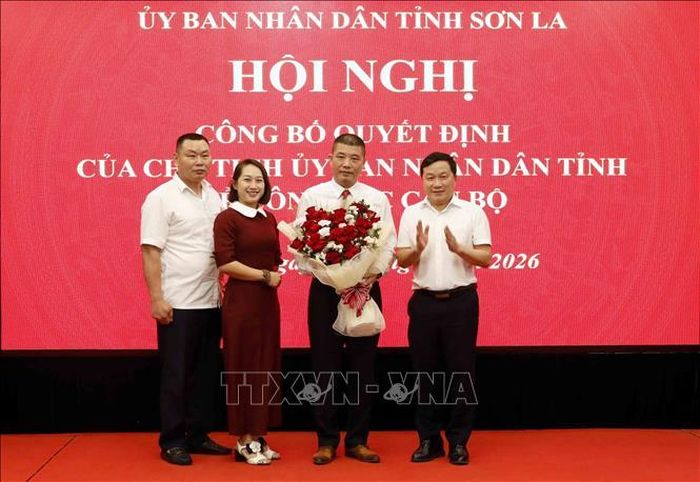 Đại diện lãnh đạo Ban Quản lý các khu công nghiệp tỉnh Sơn La tặng hoa chúc mừng ông Trà Quyết Thắng được bổ nhiệm giữ chức vụ Phó Giám đốc Sở Dân tộc và Tôn giáo tỉnh Sơn La.