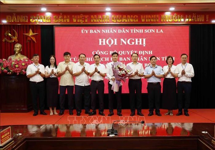 Đại diện xã Yên Sơn tặng hoa chúc mừng ông Đỗ Thế Hưởng được bổ nhiệm giữ chức vụ Phó Giám đốc Sở Tài chính tỉnh Sơn La.