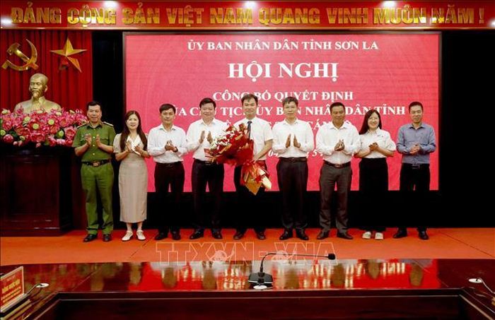 Đại diện lãnh đạo Sở Công Thương và một số đơn vị trực thuộc tặng hoa chúc mừng ông Nguyễn Xuân Hoàng được bổ nhiệm giữ chức vụ Phó Giám đốc Sở Công Thương tỉnh Sơn La.