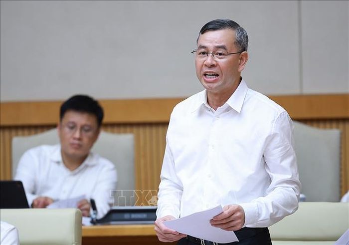 Bộ trưởng Bộ Tài chính Ngô Văn Tuấn trình bày Báo cáo tình hình kinh tế xã hội trong tháng 4 và 4 tháng đầu năm 2026. Ảnh: Dương Giang/TTXVN