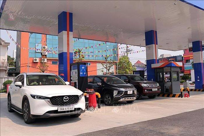 Các phương tiện bơm nhiên liệu tại cửa hàng bán lẻ xăng dầu thuộc phường Thành Sen, tỉnh Hà Tĩnh. Ảnh: Hữu Quyết/TTXVN