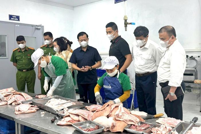 Đoàn liên ngành kiểm tra an toàn thực phẩm tại một cơ sở sản xuất tại Hà Nội. Ảnh minh họa M.H