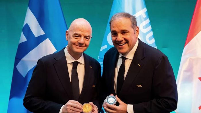 Chủ tịch FIFA Gianni Infantino tặng quà cho Phó Chủ tịch FIFA kiêm Chủ tịch Liên đoàn Bóng đá Bắc, Trung Mỹ và Caribe (CONCACAF) Vittorio Montagliani trong khuôn khổ cuộc họp Hội đồng FIFA lần thứ 36 tại khách sạn Fairmont Pacific Rim ở Vancouver, Canada