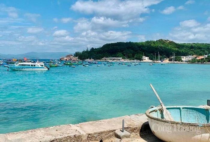 Khi những chuyến đò rẽ sóng rời bến, không chỉ có người lớn ra khơi mà còn có những học sinh mang theo ba lo và ước mơ rời đảo.