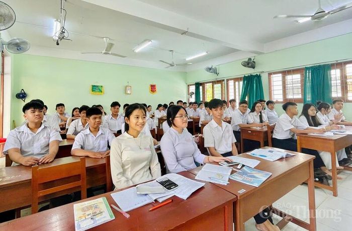 Với học sinh nơi đây, việc đến trường không dừng lại ở lớp học trên đảo, mà là hành trình vượt biển để đi tiếp ước mơ.