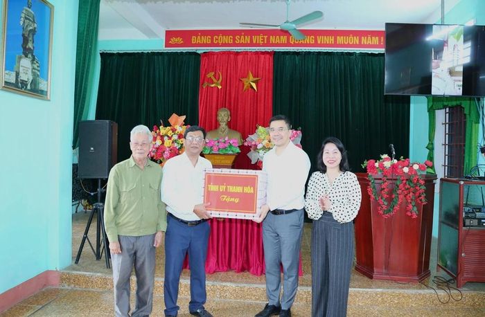 Phó Bí thư Thường trực Tỉnh ủy, Chủ tịch HĐND tỉnh Nguyễn Hồng Phong tặng quà chi bộ phố Dinh Xá.