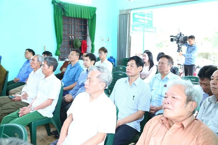 Các đảng viên dự sinh hoạt định kỳ của chi bộ phố Dinh Xá.