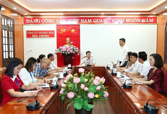Toàn cảnh buổi sinh hoạt định kỳ của chi bộ Phòng Hành chính - Lưu trữ thuộc Đảng bộ Văn phòng Tỉnh ủy.