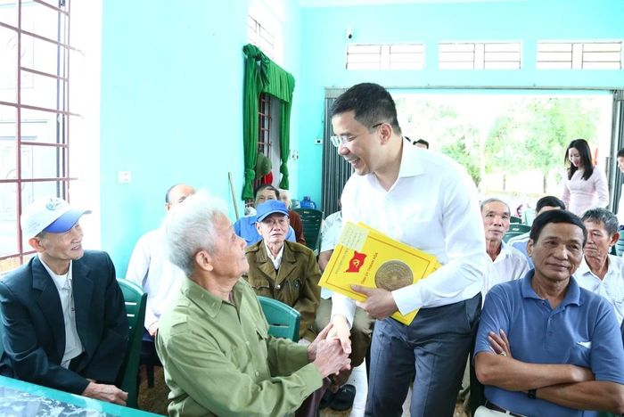Phó Bí thư Thường trực Tỉnh ủy, Chủ tịch HĐND tỉnh Nguyễn Hồng Phong với đảng viên chi bộ phố Dinh Xá.