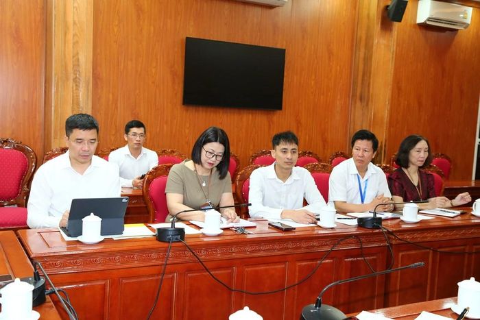 Các đảng viên dự sinh hoạt định kỳ của chi bộ Phòng Hành chính - Lưu trữ thuộc Đảng bộ Văn phòng Tỉnh ủy.