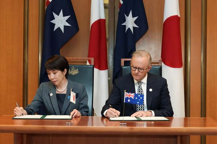 Thủ tướng Nhật Bản Sanae Takaichi và Thủ tướng Australia Anthony Albanese ký tuyên bố chung về hợp tác an ninh kinh tế tại Tòa nhà Quốc hội ở Canberra, Australia, ngày 4 tháng 5 năm 2026. Ảnh: REUTERS
