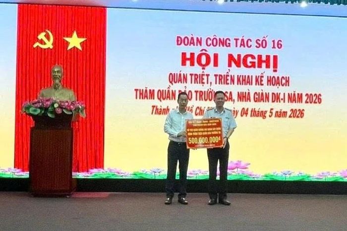 Đại diện đoàn đại biểu tỉnh Thanh Hóa trao tặng quà tại Hội nghị quán triệt, triển khai kế hoạch thăm quần đảo Trường Sa, Nhà giàn DK-I năm 2026.