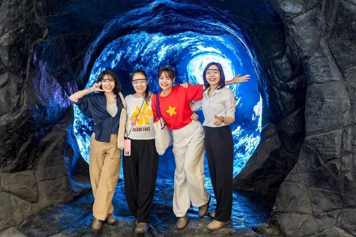 Không gian nghệ thuật tương tác ánh sáng vừa ra mắt đã thu hút đông đảo du khách.