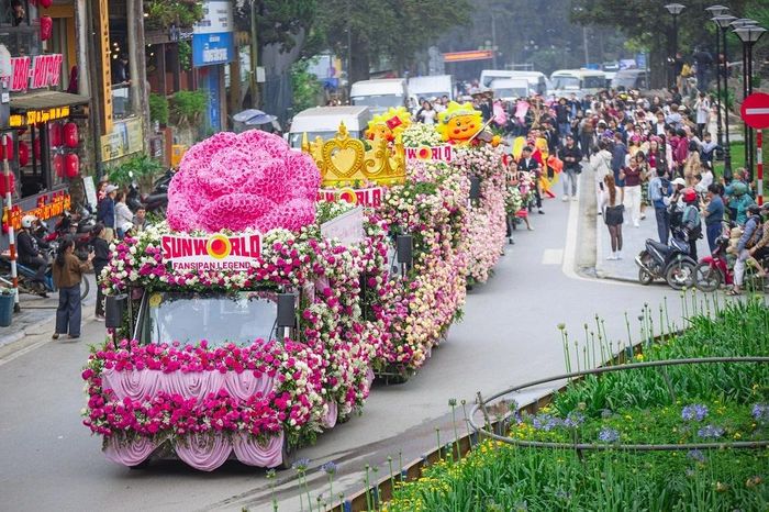 Lễ diễu hành xe hoa tại Lễ hội Hoa hồng Fansipan.
