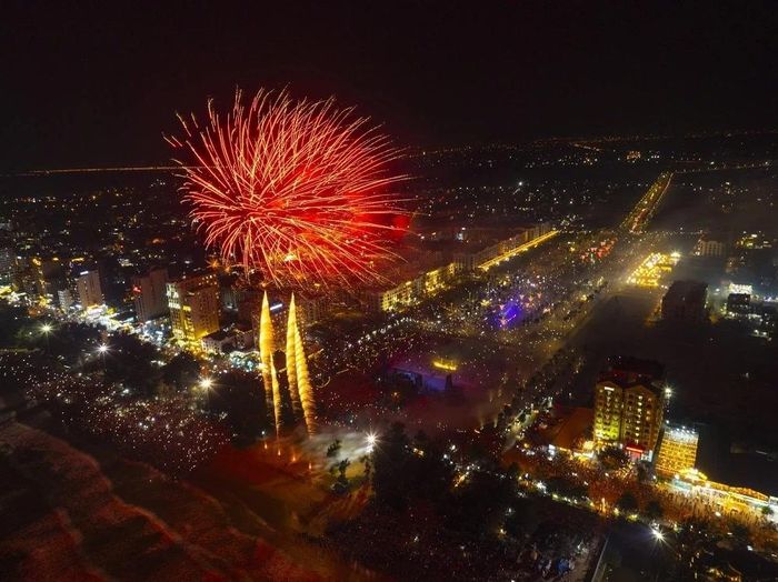Bầu trời Sầm Sơn rực sáng đêm pháo hoa khai mạc mùa du lịch biển 2026, thu hút hàng vạn người dân và du khách.