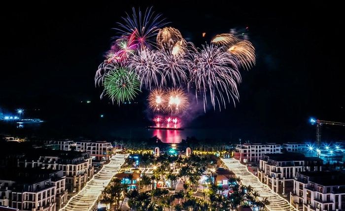 Cát Bà rực rỡ trong đêm pháo hoa.