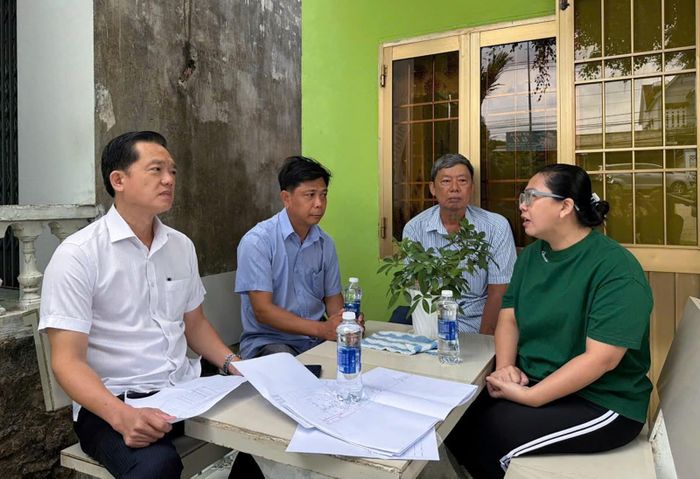 Chủ tịch Ủy ban nhân dân đặc khu Phú Quốc Trần Minh Khoa (bìa trái) đối thoại, giải quyết khó khăn, vướng mắc cho người dân có đất nằm trong các dự án đang được triển khai phục vụ APEC 2027. Ảnh: XUÂN MI