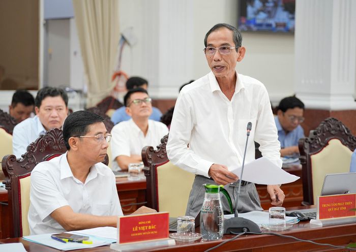 Lãnh đạo Trung tâm Phát triển quỹ đất tỉnh An Giang phát biểu tại cuộc họp.