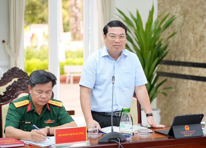 Tỉnh ủy viên, Phó Chủ tịch UBND tỉnh An Giang Lê Trung Hồ phát biểu tại cuộc họp.