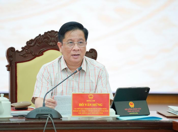 Ủy viên Ban Chấp hành Trung ương Đảng, Phó Bí thư Tỉnh ủy, Chủ tịch UBND tỉnh An Giang Hồ Văn Mừng phát biểu chỉ đạo tại cuộc họp.