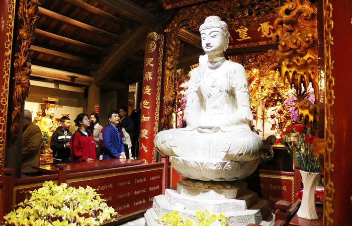 Bắc Ninh hiện đang bảo tồn, gìn giữ kho báu di sản vật thể, phi vật thể thời Lý phong phú, đa dạng. Trong ảnh: Tượng Phật A-di-đà bằng đá xanh thời Lý tại chùa Phật Tích (xã Phật Tích).