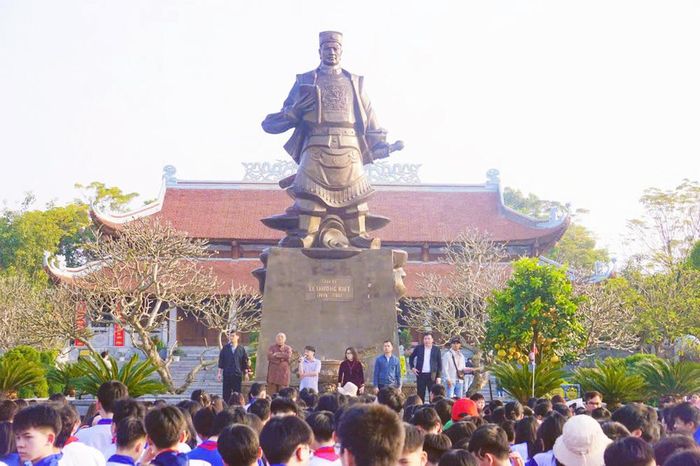 Đền thờ Lý Thường Kiệt (xã Tam Giang) thu hút đông đảo du khách tham quan, tìm hiểu lịch sử.
