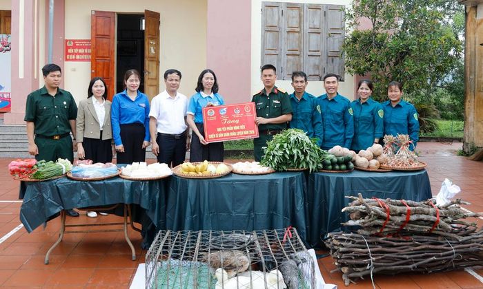  Các tổ chức đoàn thể xã Đông Phú trao tặng nhu yếu phẩm cho lực lượng dân quân tham gia huấn luyện. 