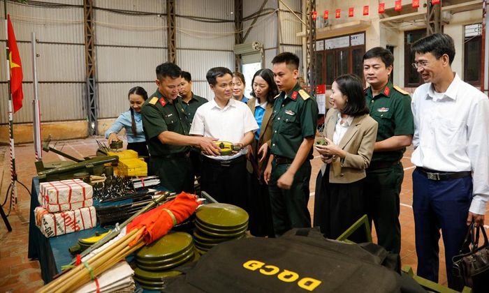  Các đại biểu xã Đông Phú tham quan khu trưng bày mô hình, học cụ huấn luyện. 
