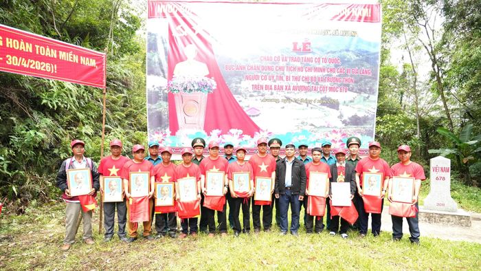 Xã Avương trao tặng cờ Tổ quốc và ảnh chân dung Bác Hồ cho các già làng, người có uy tín, bí thư chi bộ và trưởng thôn. Ảnh: HIỀN THÚY