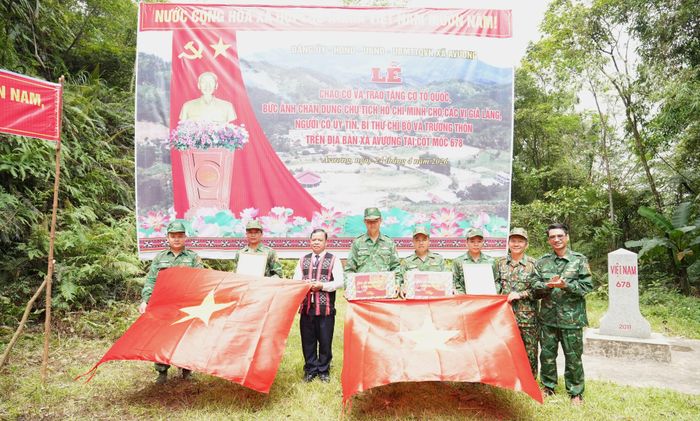 Lãnh đạo xã Avương trao quà, động viên cán bộ, chiến sĩ Đồn Biên phòng Anông nơi tuyến đầu, giữ vững từng tấc đất thiêng liêng của Tổ quốc. Ảnh: HIỀN THÚY