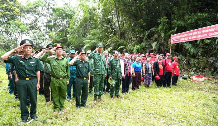 Lãnh đạo, cán bộ, lực lượng vũ trang cùng già làng, người có uy tín, bí thư chi bộ thực hiện nghi thức Chào cờ tại cột mốc biên giới 678. Ảnh: HIỀN THÚY