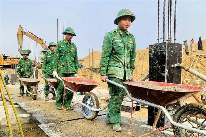 Cán bộ, chiến sĩ Bộ đội Biên phòng thành phố góp sức hỗ trợ xây dựng trường học liên cấp biên giới. Ảnh: ĐĂNG NGUYÊN